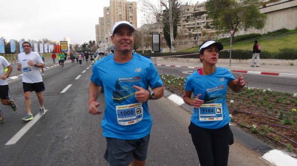 Carol Barcellos e Clayton Conservani correm juntos os 42 km da Maratona de Jerusalém. Eles cruzaram juntos a linha de chegada, depois de quatro horas e meia de prova.(Foto: TV Globo / Divulgação)