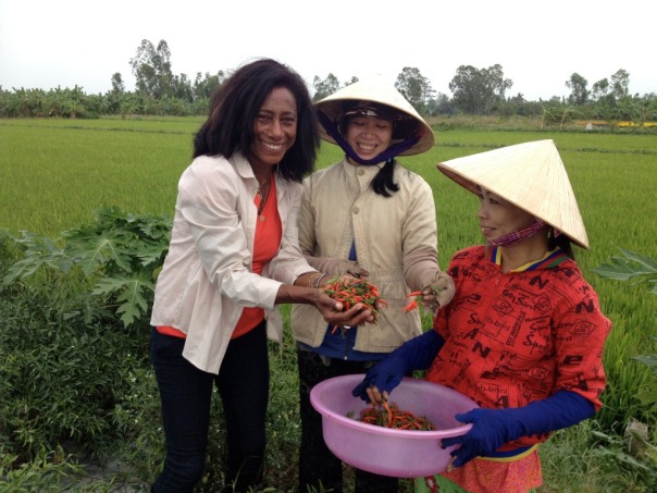 A jornalista Glória Maria em viagem ao Vietnã, na primeira reportagem especial de aniversário do ‘Globo Repórter’.Crédito: Divulgação/ TV Globo