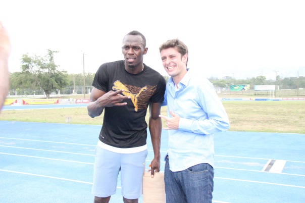 Kiko Menezes entrevista Usain Bolt na pista onde ele treina, na Universidade West Indies, em Kingston, na Jamaica. (Foto: Divulgação TV Globo/Lorena Dillon)